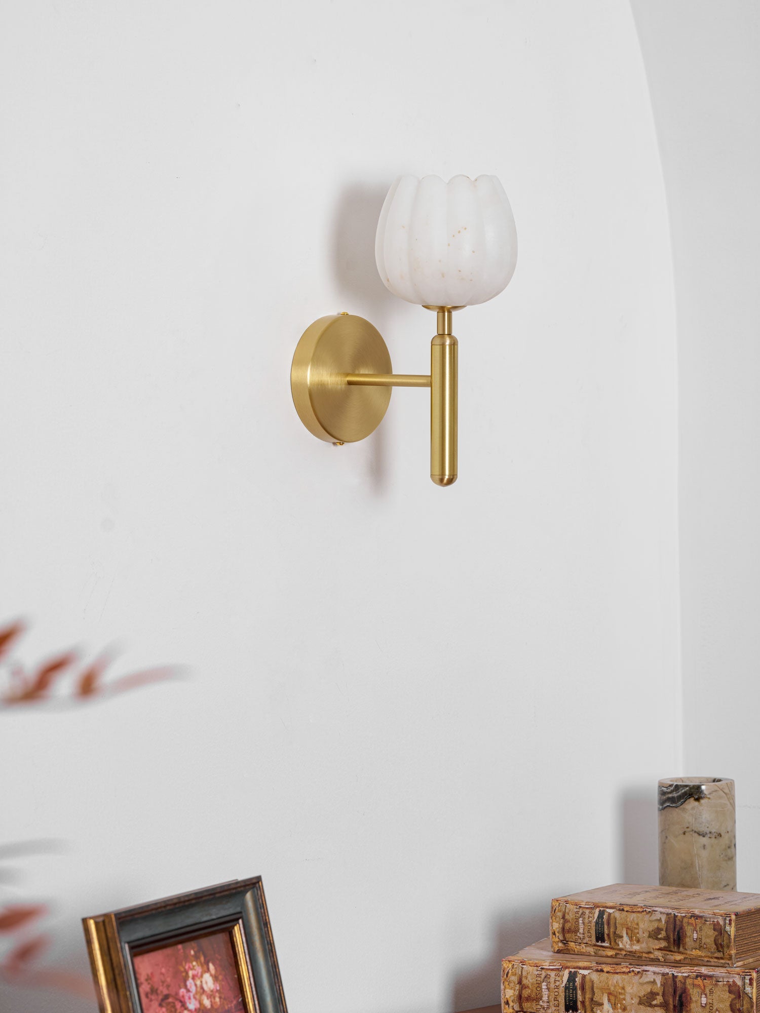 Mian Alabaster Wall Lamp — Brass Floral Stone Wall Sconce for Bedroom & Hallway