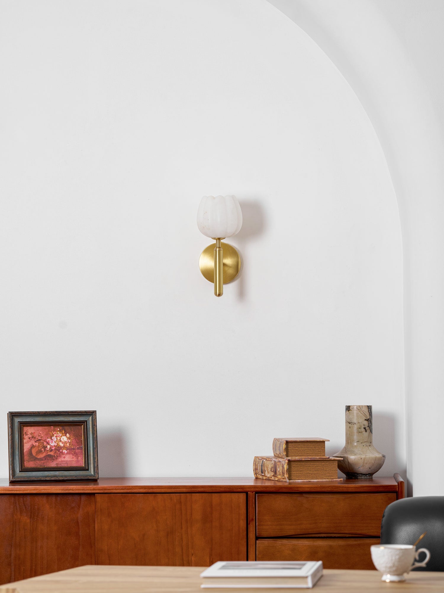 Mian Alabaster Wall Lamp — Brass Floral Stone Wall Sconce for Bedroom & Hallway