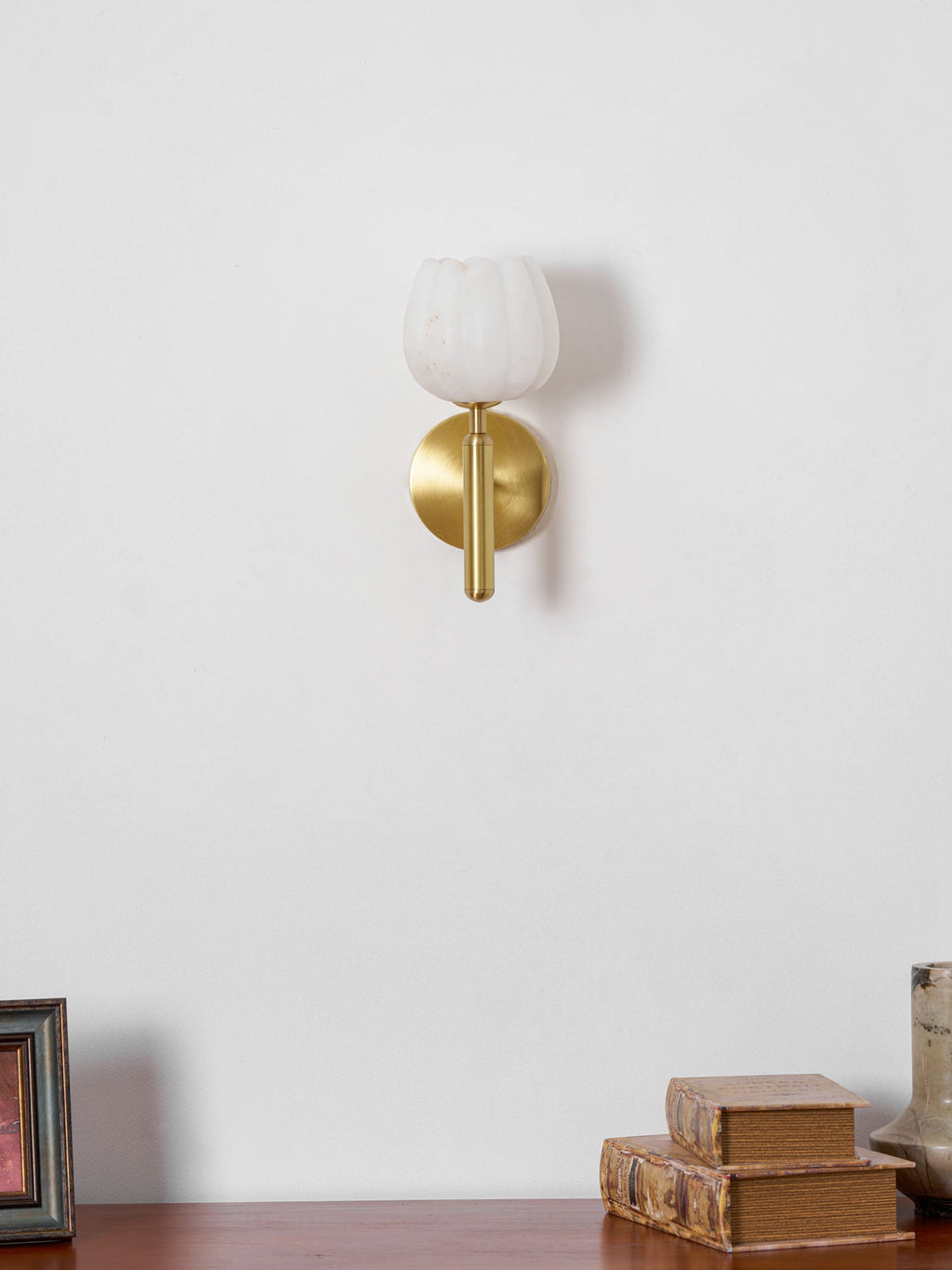 Mian Alabaster Wall Lamp — Brass Floral Stone Wall Sconce for Bedroom & Hallway
