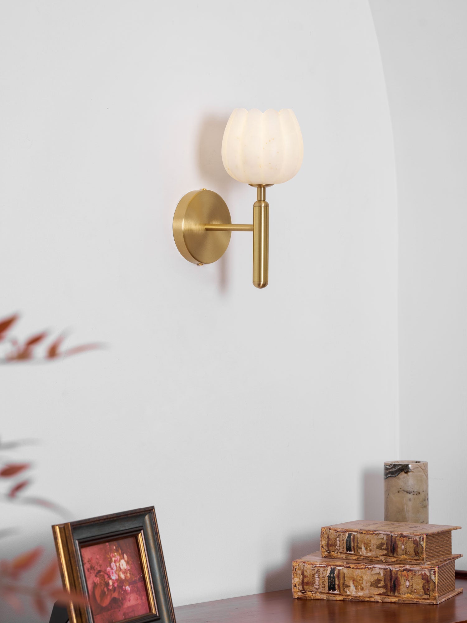 Mian Alabaster Wall Lamp — Brass Floral Stone Wall Sconce for Bedroom & Hallway